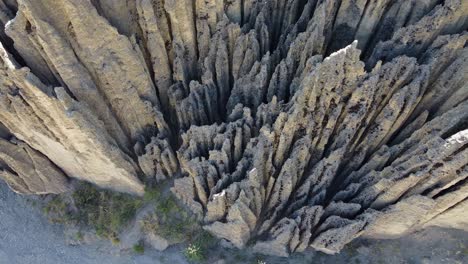 una vista aérea de las empinadas torres de roca conglomeradas erosionadas en la naturaleza