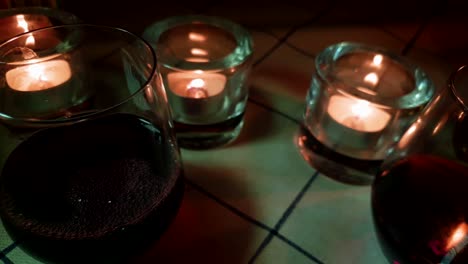 vino tinto vertido en copas informales sin pretensiones, pareja desfavorecida disfrutando el fin de semana de manera modesta