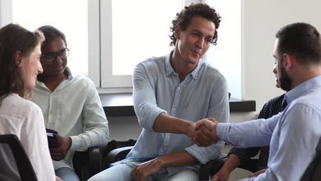 los jóvenes empresarios terminan con éxito las negociaciones, se estrechan la mano y expresan respeto.