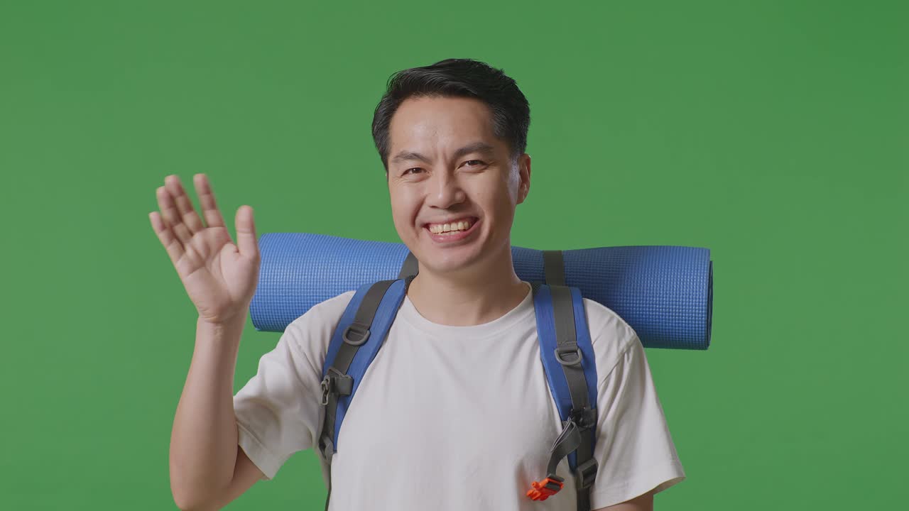 hombre con mochila saludando