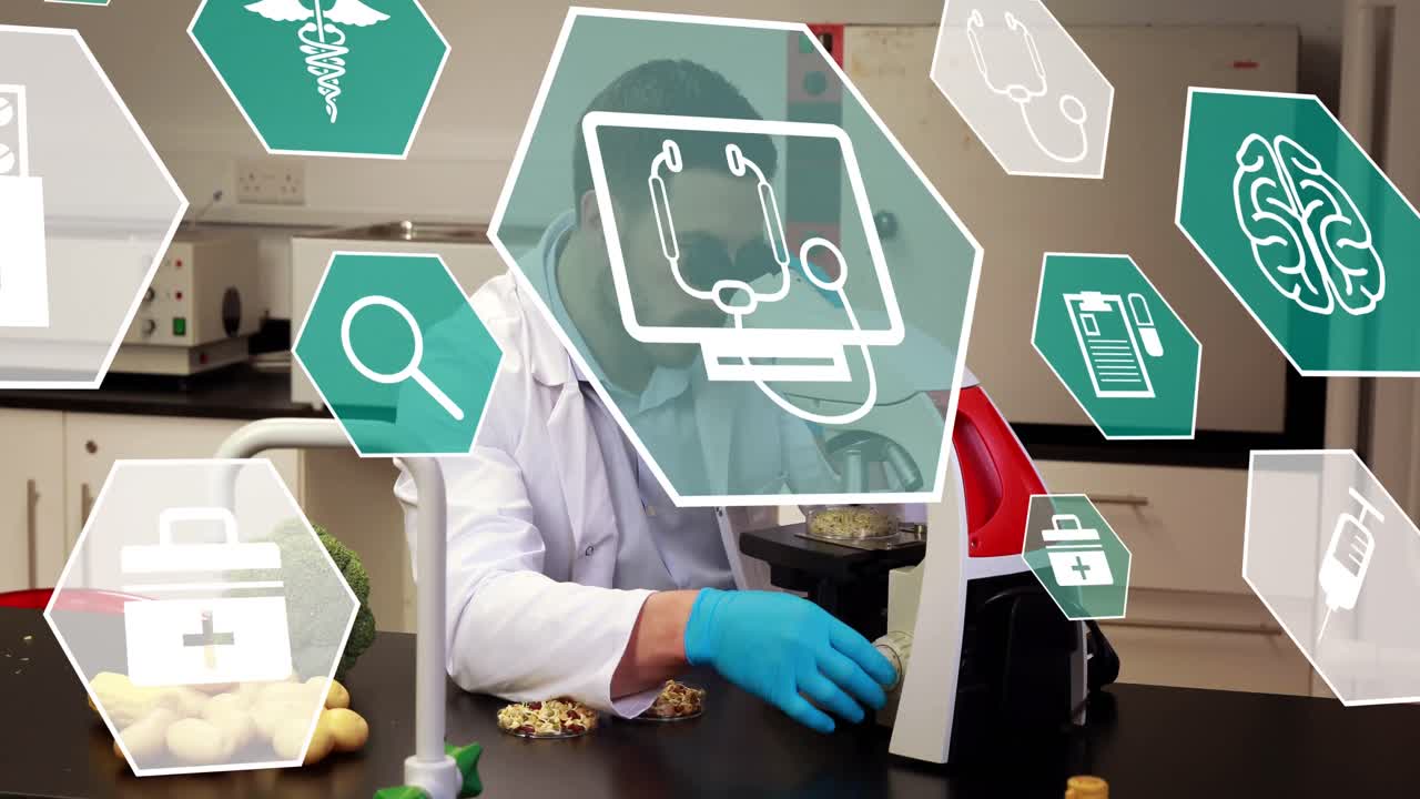 animación de iconos científicos en hexágonos sobre un trabajador de laboratorio caucásico usando el microscopio
