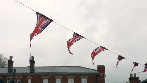 Banderas-Del-Empavesado-De-La-Unión-Británica-Ondeando-En-El-Viento-En-Un-Patio-Escolar-En-Inglaterra