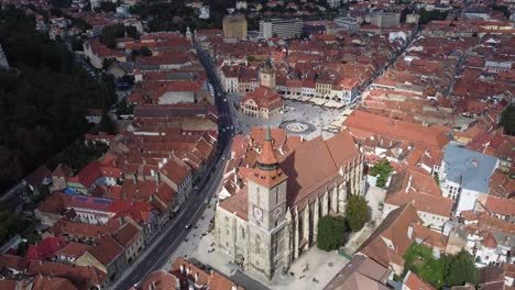 Toma-Aérea-Desde-Lo-Alto-Sobre-El-Casco-Antiguo-De-Brasov,-Rumania