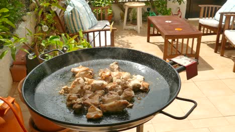 Traditionelle-Pfanne-Für-Valencianische-Paella-Mit-Hühnchen-Und-Gemüse