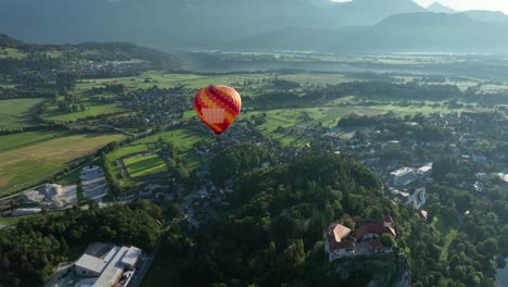 avión de globo volando sobre la eslovenia sangrada