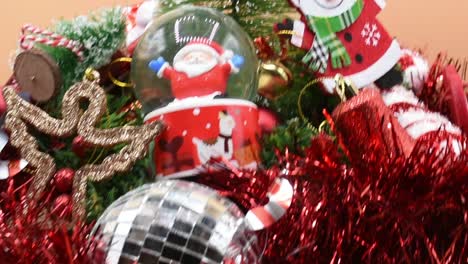 varias decoraciones navideñas sobre fondo naranja.