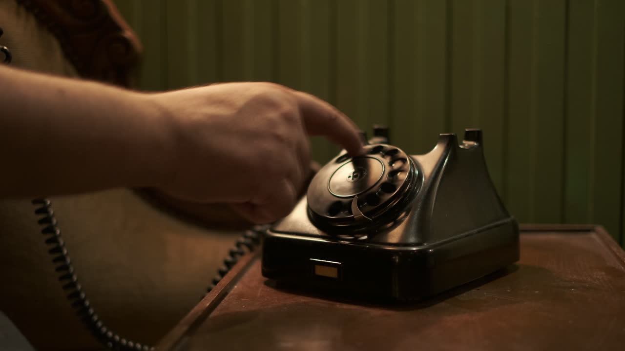 90년대의 오래된 전화기로 전화를 걸고 있습니다.