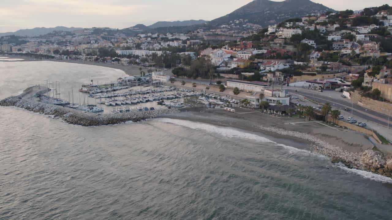 la ciudad está enclavada entre montañas, con un pintoresco puerto lleno de yates con vistas al mar