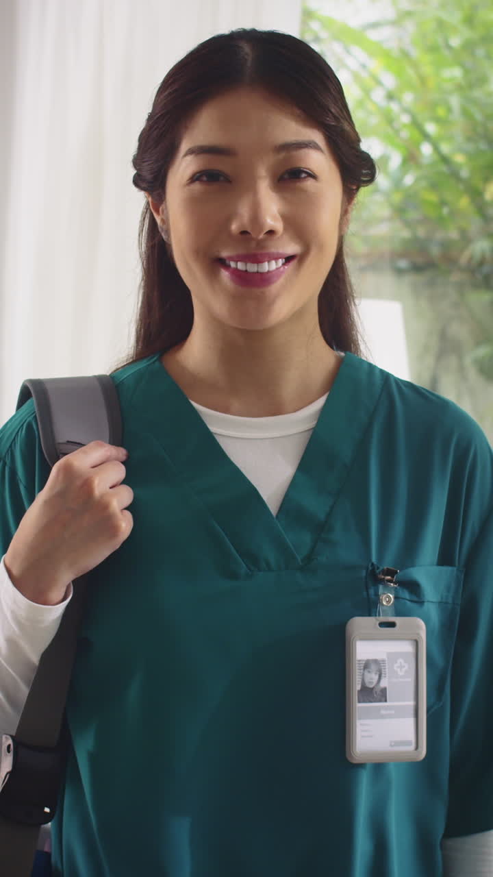 Medico donna in camice che guarda la telecamera in interni