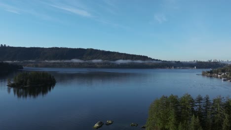 Eine-Langsame-Aufnahme-Des-Indian-Arm-Fjords-In-Vancouver,-British-Columbia