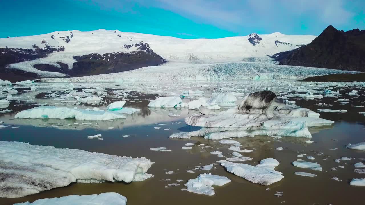 fjallsarlon 아이슬란드의 빙산으로 가득 찬 거대한 빙하 석호를 가로지르는 느린 공중은 지구 온난화와 기후 변화를 암시합니다 2