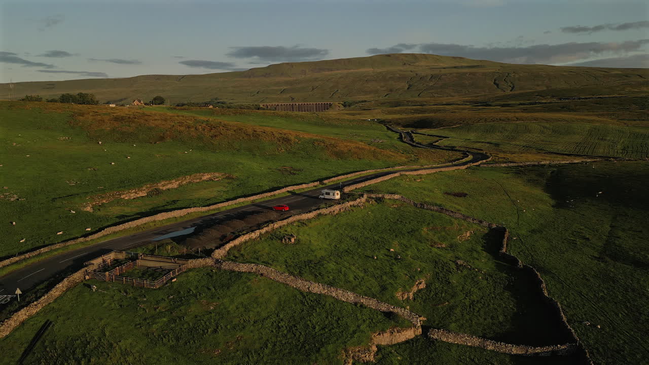 estableciendo una toma de avión no tripulado de las colinas de yorkshire dales con whernside en el fondo
