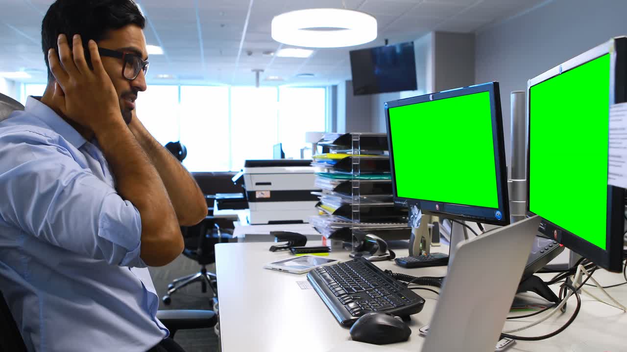 ejecutivo masculino frustrado sentado en el escritorio