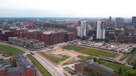 Vista-Aérea-De-Un-Desarrollo-Urbano-Con-Nuevos-Edificios-En-Construcción,-Rodeado-Por-El-Horizonte-De-La-Ciudad---Gdansk