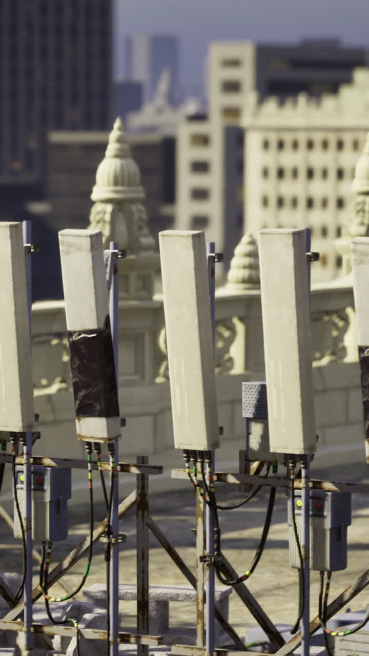 Equipamento de comunicação no terraço de um edifício da cidade durante o dia