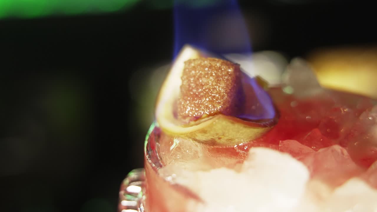 cóctel de ron con maracuyá y quema de azúcar moreno