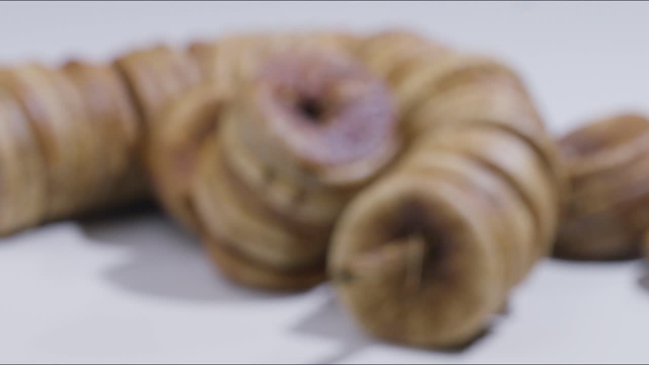 macro acercamiento zoom fuera toma de higo seco en la mesa