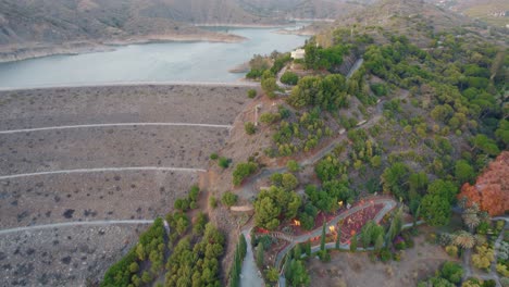 Vista-Aérea-De-La-Represa-Que-Retiene-El-Agua-Del-Embalse-Del-Limonero