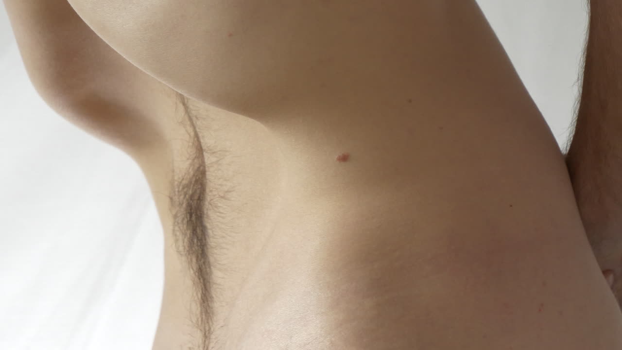 el hombre realiza ejercicio de fuerza abdominal, vacío del abdomen interior