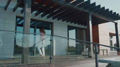 mujer feliz mirando a la cámara al aire libre