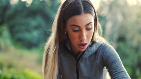 corriendo, fitness y mujer cansada en un bosque