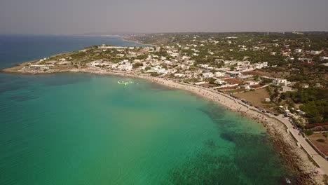 toma panorámica con drones de la orilla del mar mediterráneo