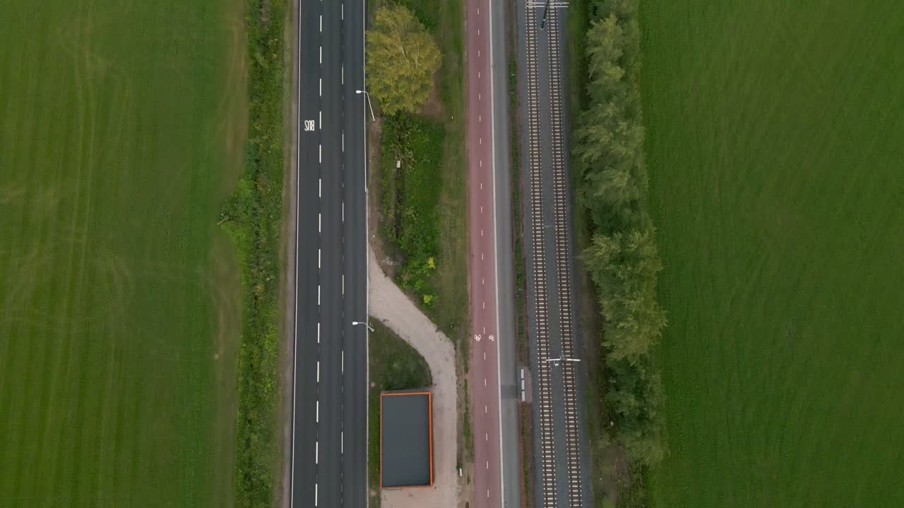 유럽 교통 디자인: 철도, 자전거 도로 및 자동차 도로가 녹색 풍경을  ⁇ 고 나란히 이동하는 상단  ⁇