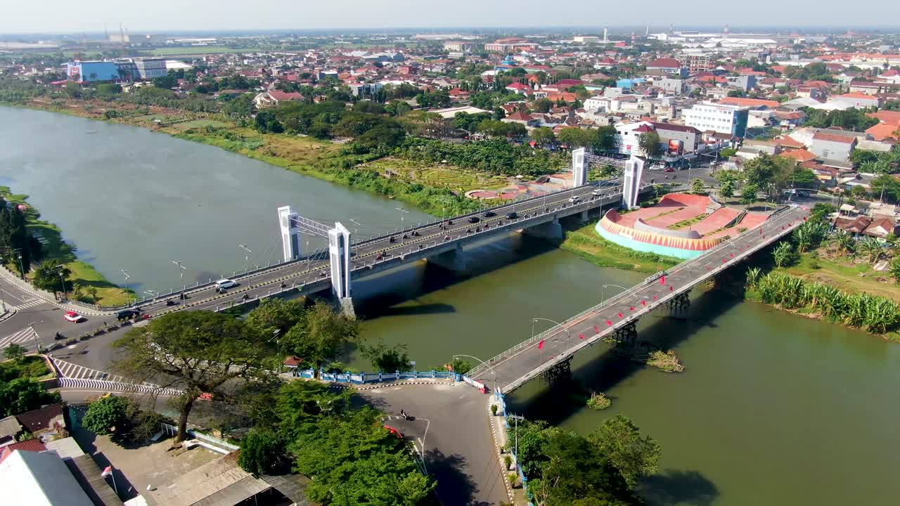 Vista aérea panorâmica do rio Brantas e da ponte Brawijaya em Kediri, Indonésia