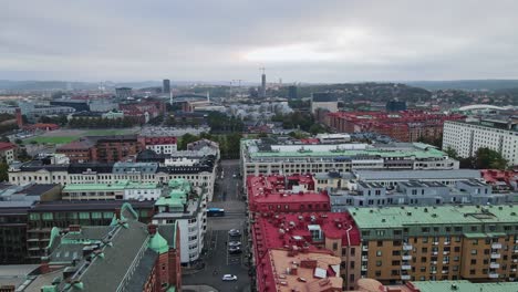 Drohne-Fliegt-Tagsüber-über-Die-Avenyn---Hauptboulevard-Von-Göteborg-In-Richtung-Heden-In-Schweden