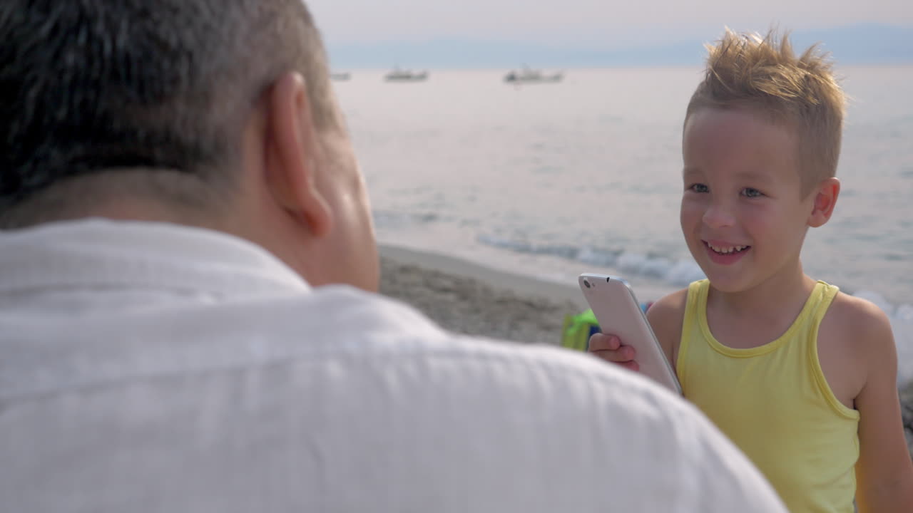 그는 좋은 을 얻기 위해 최선을 다하고 있습니다.