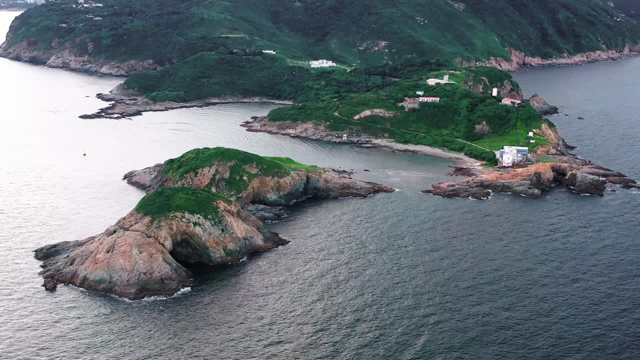 cape d'aguilar, hong kong: 해안선과 두 개의 작은 섬 사이를 이동하는 역동적인 드론 비행