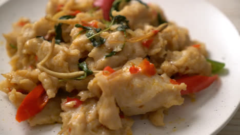 revuelva las bolas de pescado frito con chili - estilo de comida asiática