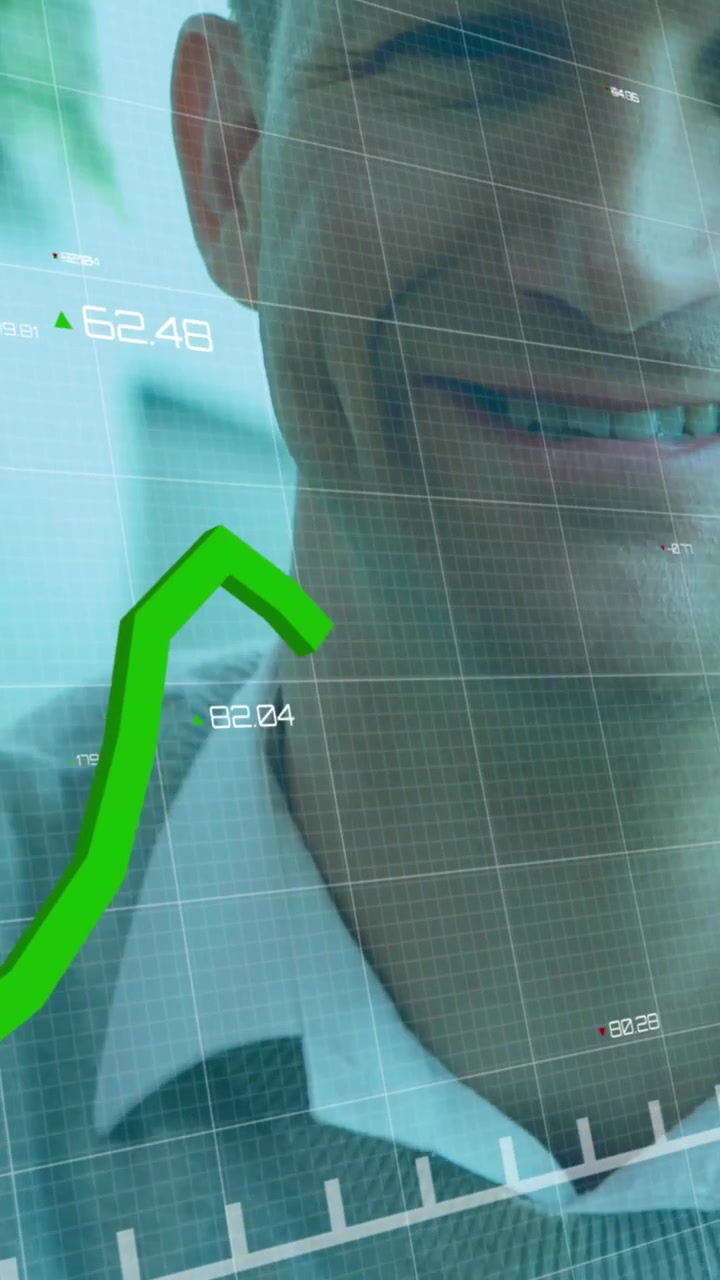 Animazione di elaborazione dati statistici su primo piano di uomo caucasico sorridente in ufficio