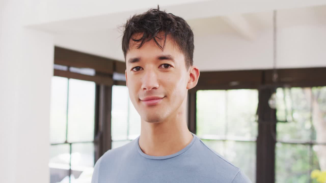 카메라 를 쳐다보고 미소 짓는 행복 한 두 인종 의 남자 의 초상화