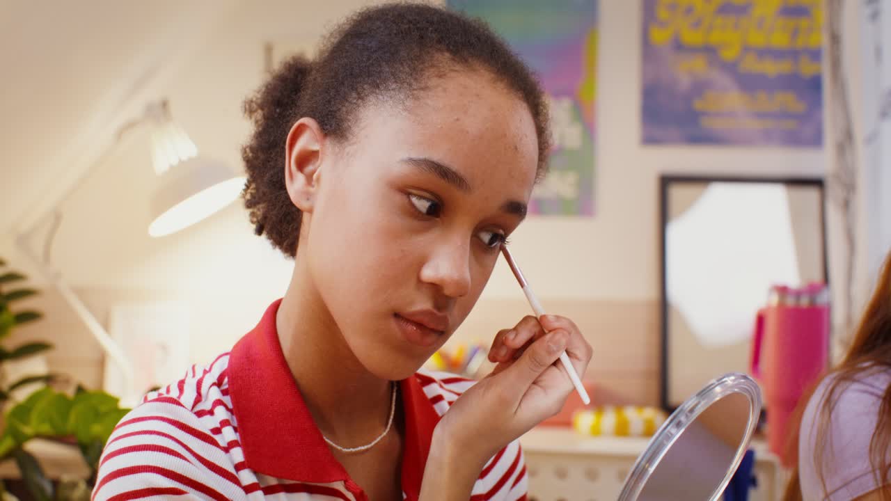 메이크업 을 하는 십대 소녀