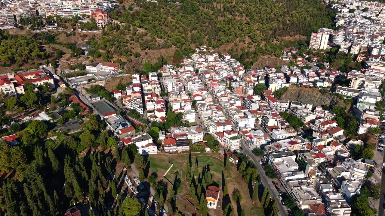 Vista da drone di un complesso residenziale di appartamenti nella periferia di Salonicco, Grecia