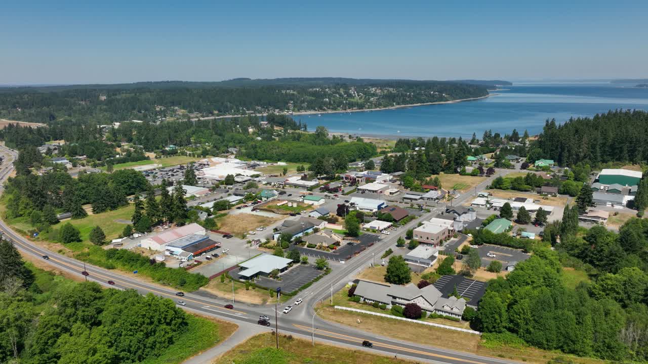 위드비 섬에 있는 프리랜드의 비즈니스 지구 상공을 비행하는 드론 샷