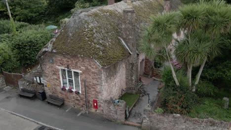 encantadora y antigua cabaña con techo de paja cockington en devon, inglaterra, antena de órbita baja a la derecha