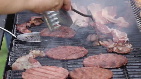 parrilla con mucha carne de hamburguesa, beacon y bistec