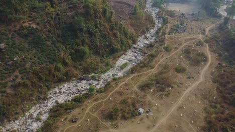 Los-Ríos-De-Montaña-Generalmente-Están-Secos-Y-No-Tienen-Agua-En-Los-Inviernos,-Y-Durante-Los-Monzones-Traen-Mucha-Grava-De-Las-Montañas