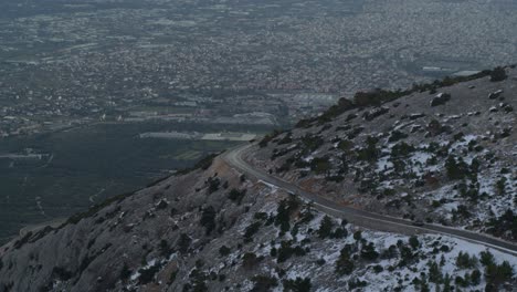 Antena---Camino-Curvo-De-Montaña-Con-La-Ciudad-De-Atenas-En-El-Fondo---Filmado-En-Dji-Inspire-2-X7-50-Mm-Raw