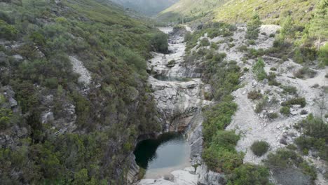 Sete-Lagunas-De-Xertelo,-Pequeños-Lagos-Idílicos,-Parque-Nacional-De-Gerês