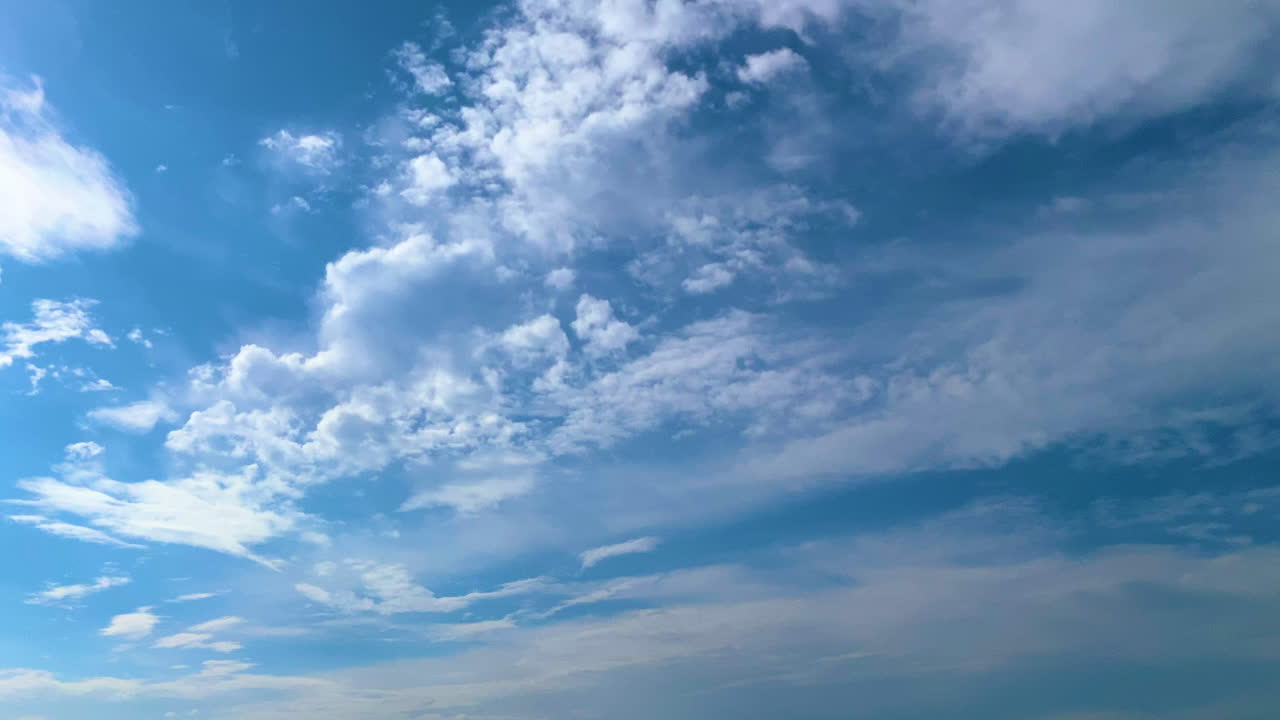 lapso de tiempo de nubes esponjosas blancas en un día soleado de cielo azul brillante