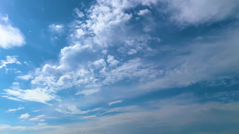 Lapso-De-Tiempo-De-Nubes-Esponjosas-Blancas-En-Un-Día-Soleado-De-Cielo-Azul-Brillante