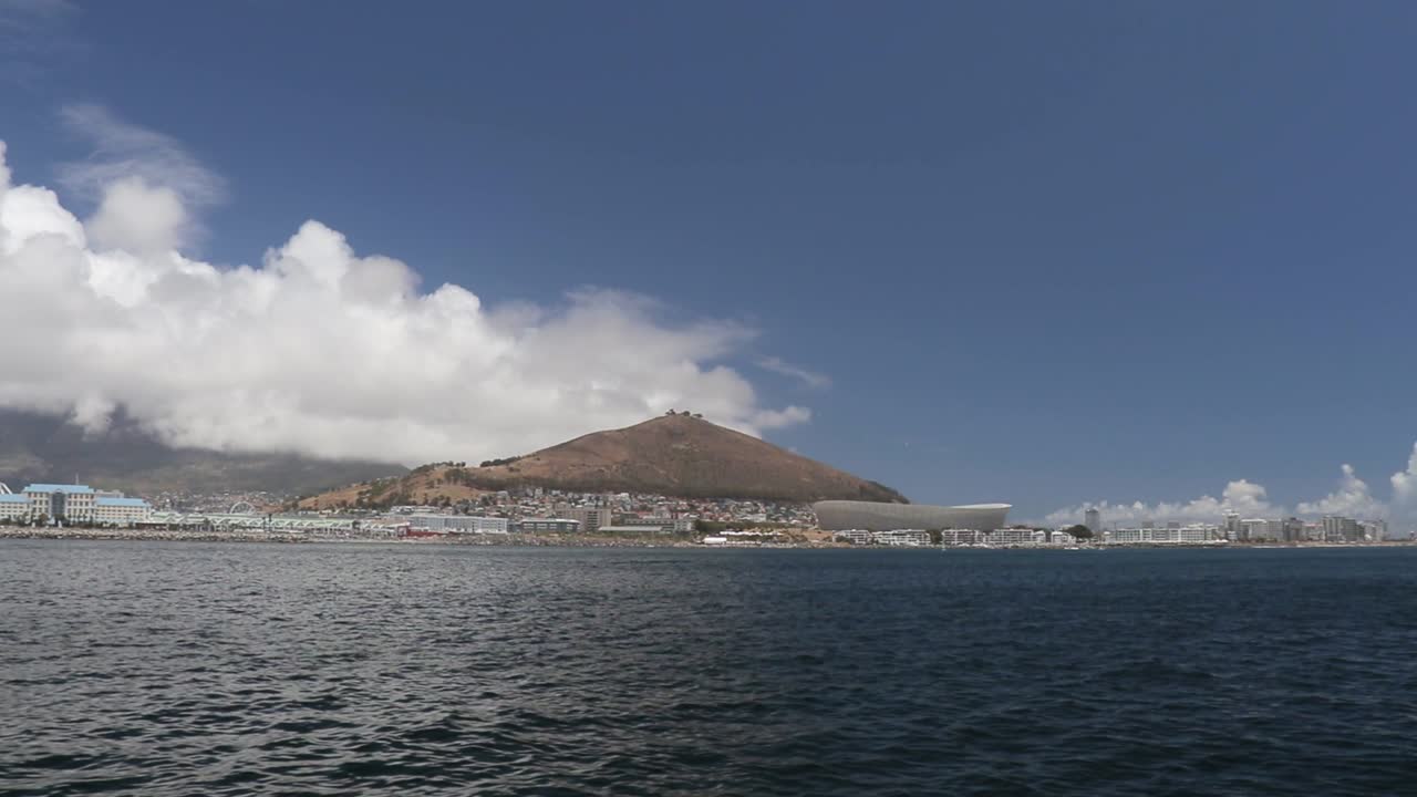 toma de traking de signal hill y el estadio de ciudad del cabo desde el océano