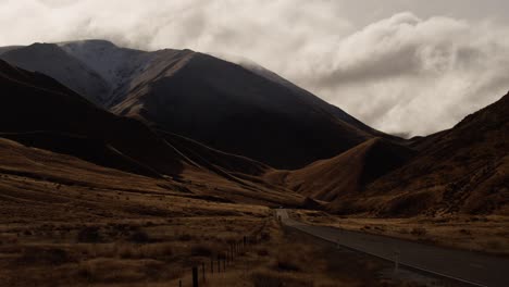 Paisaje-De-La-Temporada-De-Otoño-De-Nueva-Zelanda-Con-Montañas-Durante-La-Lluvia,-Con-Nubes-Moviéndose-Rápido-En-Las-Montañas