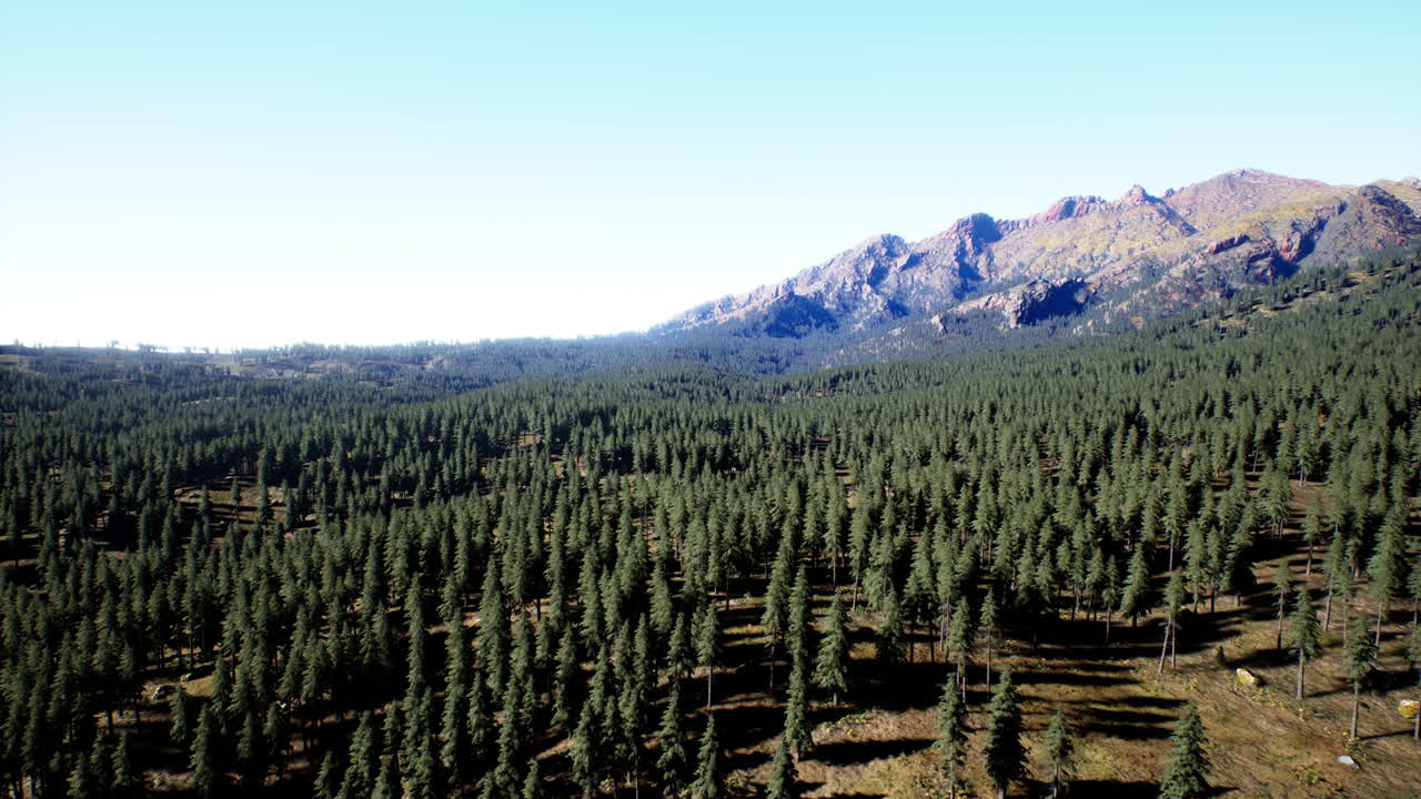 la montaña cascada y las montañas rocosas canadienses circundantes en verano