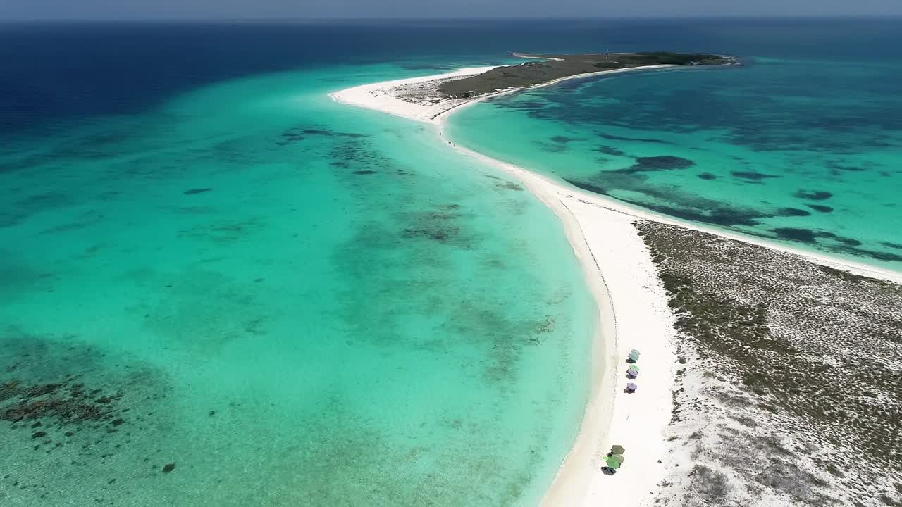카리브 해, 환상적인 풍경, 파란 물이 있는 파라다이스 섬의 공중 풍경, 커다란 카리브해 해변 장면