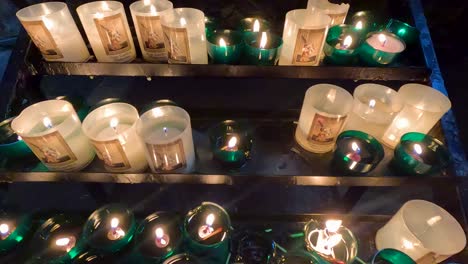 velas encendidas en un entorno de la iglesia