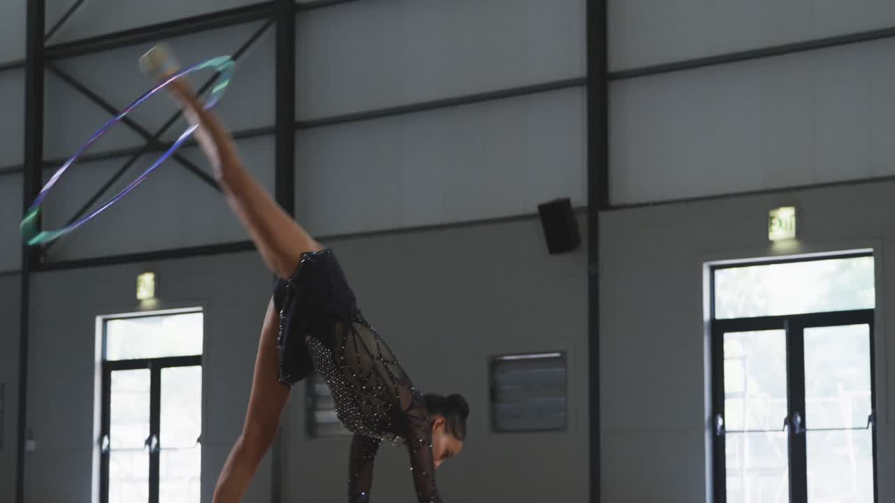 gimnasta femenina actuando en el salón de deportes